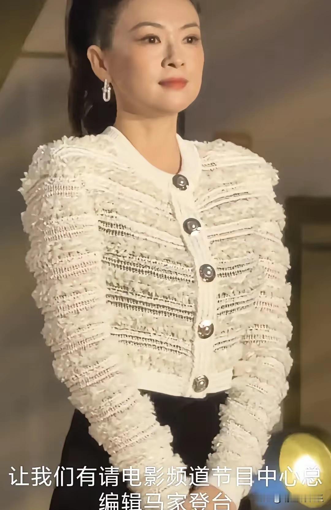 章子怡，到底是发腮了，还是因为医美脸馒化了？脸蛋胖胖肿肿的，又老又年轻的感觉扑