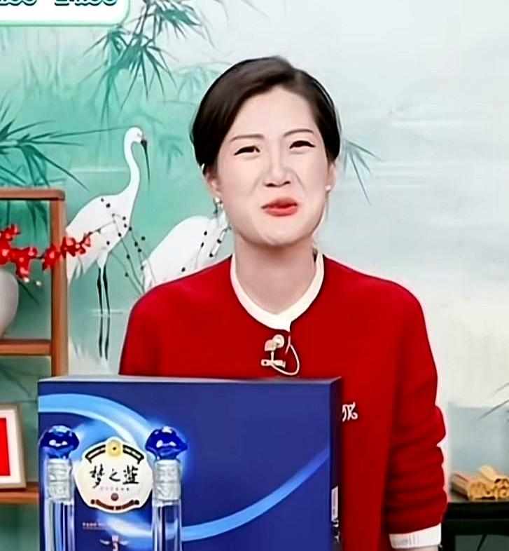 直播间里，网友把盼盼往火上烤，非要她跟董宇辉斗嘴。盼盼直接摊牌：述职报告