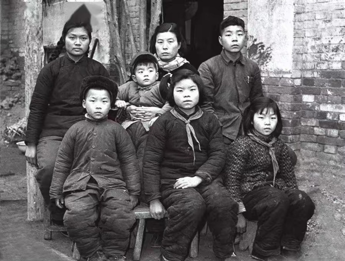 焦裕禄42岁因病离世，妻子独自带着六个孩子拍下的合影留作纪念。历史