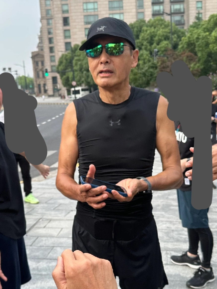 不查不知道，一查吓一跳，71岁的周润发为什么这么“普通”呢？他图什么？查了一下，周润发身家几十亿，却