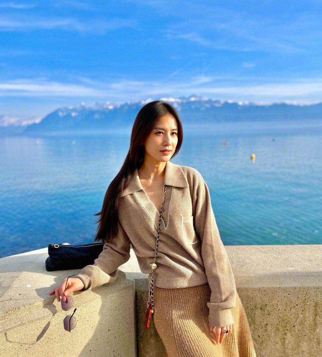 好久不见的黄圣依从她昨天晒出来的瑞士游学穿搭看还是那么美，那么好看穿搭也是