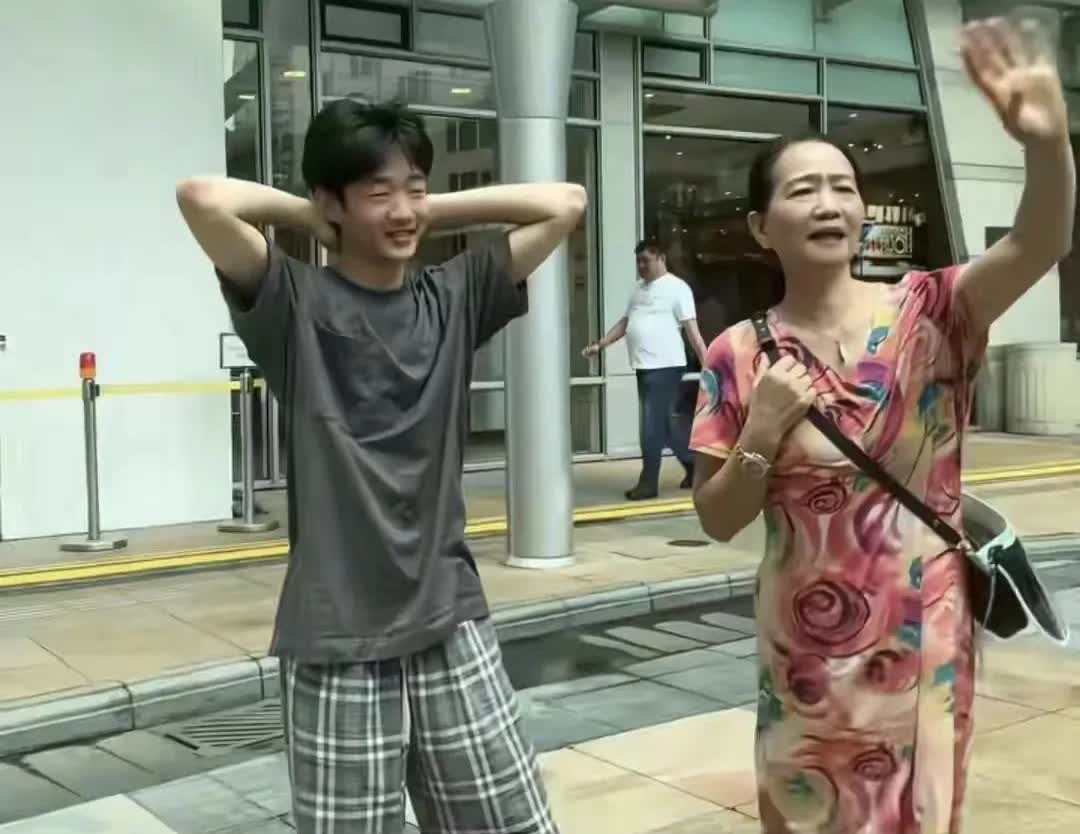 杨阳洋比安迪幸运很多，妈妈杨云没时间佩服了，外婆顶上。黄圣依说起自己的大儿子安迪