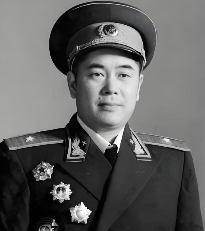 1985年6月，北京京西宾馆，军委扩大会议开到人事议程，68岁的江拥辉听见"福州