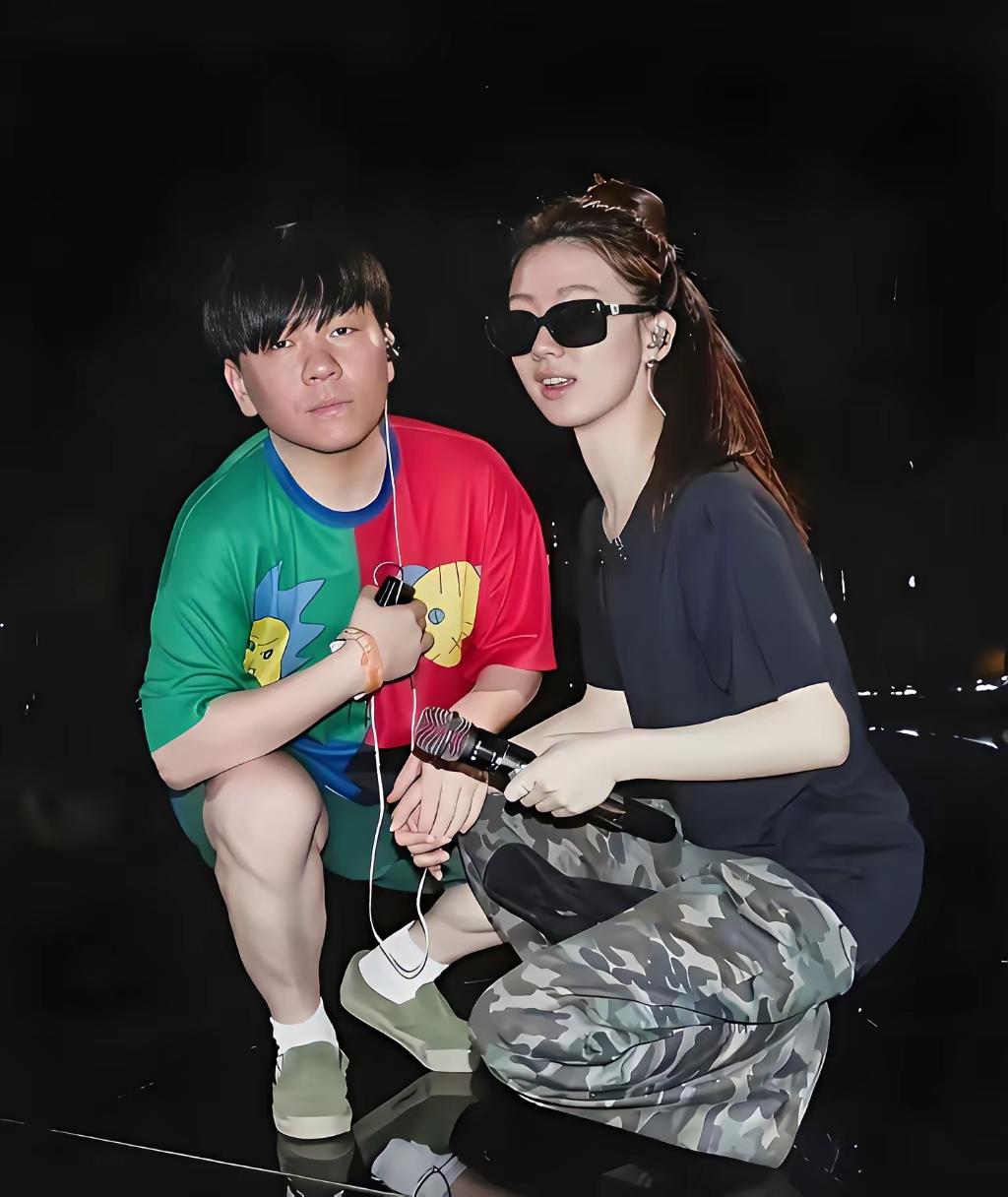 他们两个这是在比丑么他把她的演唱水平和风格糟蹋了！她本来可以走一流明星之路，