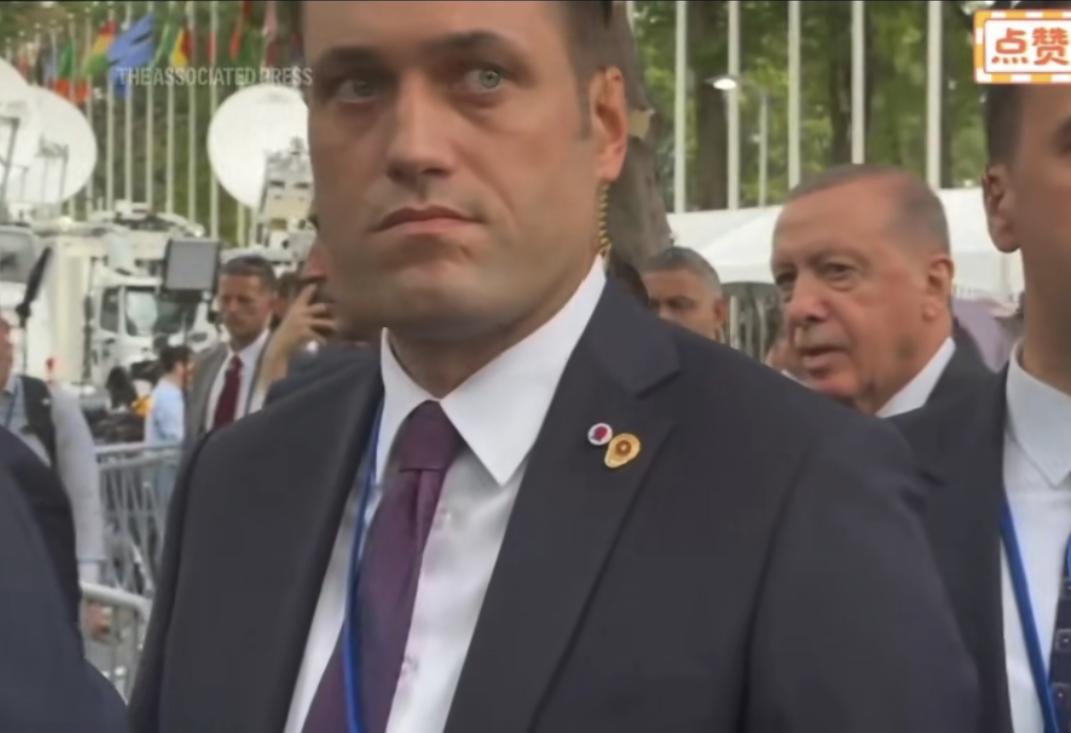 联合国真的需要搬家了。这不仅仅是网友的调侃，包括美国的一些专家，也表达过这样