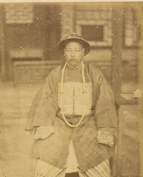 1885年，74岁左宗棠去世。慈禧闻讯，连忙翻阅左宗棠临终前上的奏折，脸色大变，