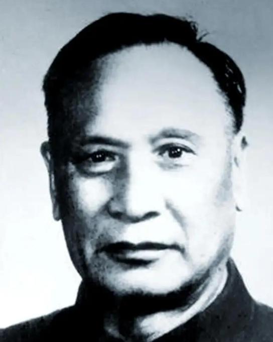 1950年昆明，带头起义的卢汉落选了省主席的任命，会场气氛一度降到冰点，只见陈赓