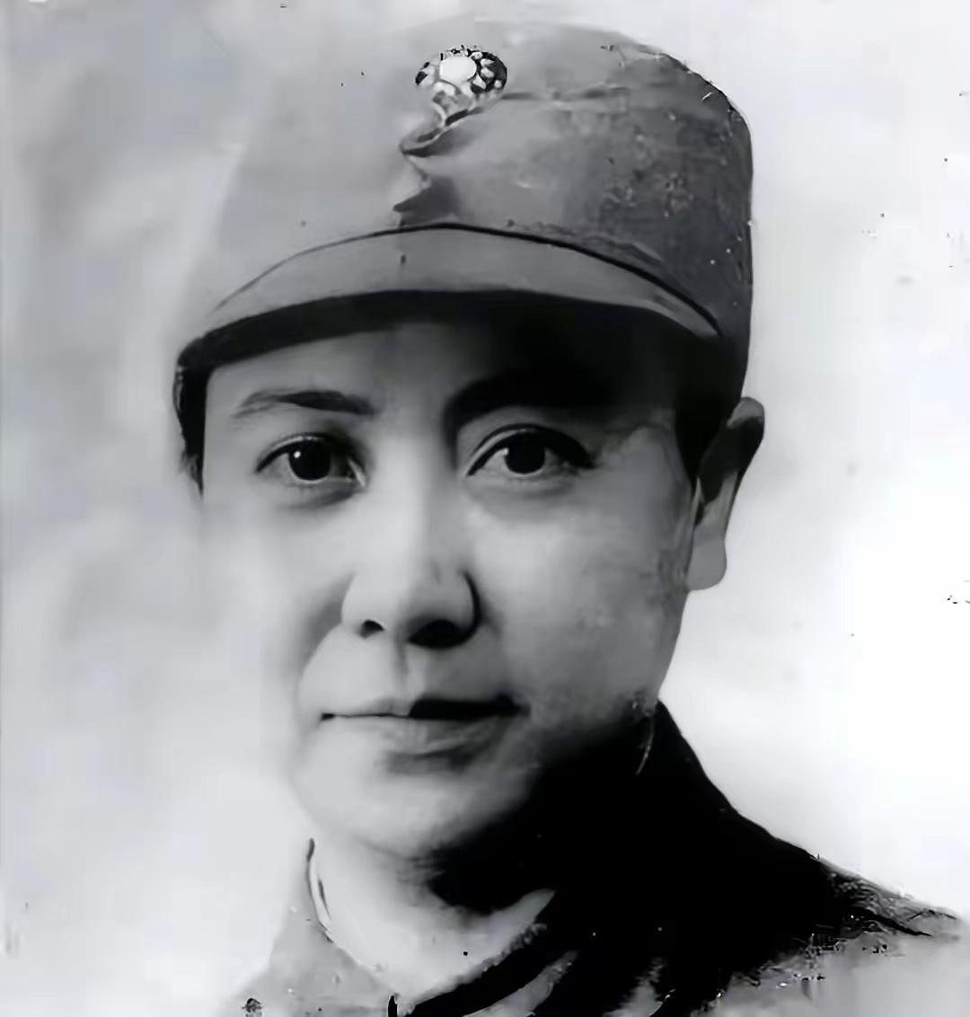 国民党有个女少将，叫胡兰畦。她把自己在成都的房产田地，亲手交到未婚夫陈毅的父