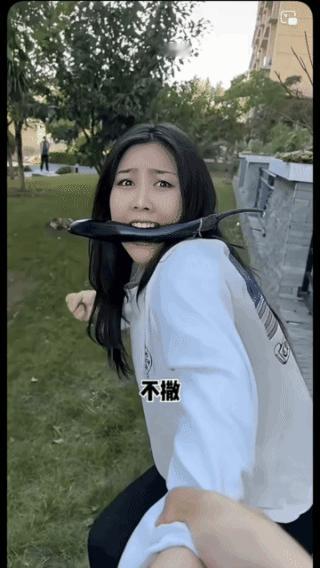 美女发飙偷吃茄子还打人！偷就偷吧，大的你嫌不好吃，小的你嫌不过瘾，还专