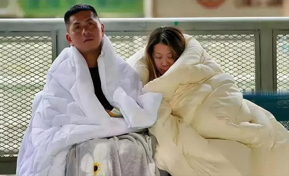 香港小区突发大火！积蓄全烧光房贷还要还吗？这场大火太狠了，新衣服、现金、