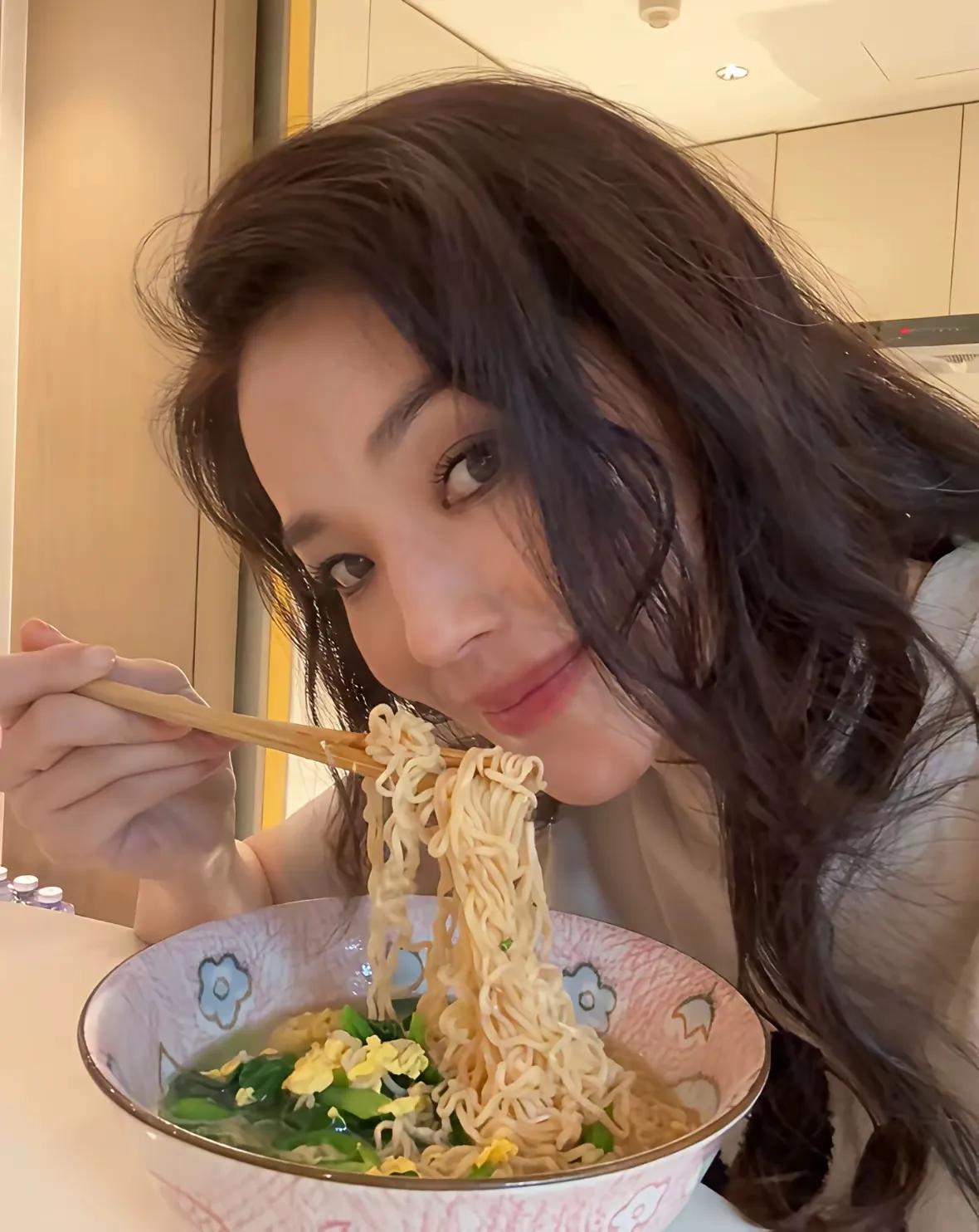 舒淇50岁生日那碗青菜鸡蛋面，看得人心里咯噔一下。没有蛋糕蜡烛，没有大鱼大