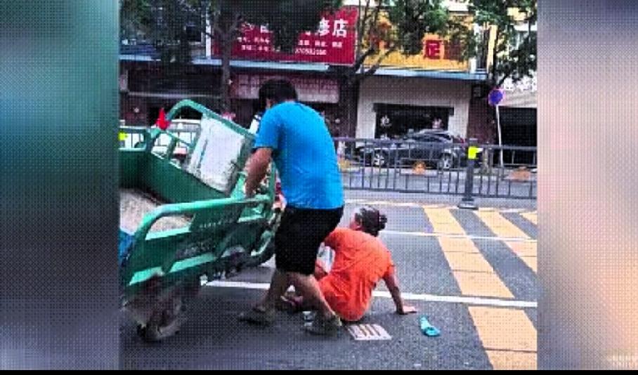 这个社会怎么了？真是好人难当吗？一位大妈在骑三轮车时摔倒了，一位过路的小伙帮大妈