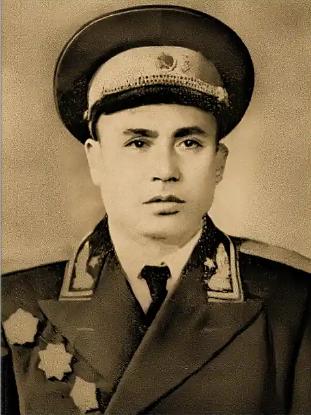 1998年，开国少将贺东生逝世，妻子陈玲按照丈夫生前遗嘱，将他们的两个孩子叫到了