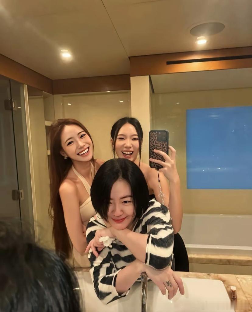小S才是长期主义的鼻祖！随便一件衣服能穿15年以上，连内搭都一模一样。我是真的太