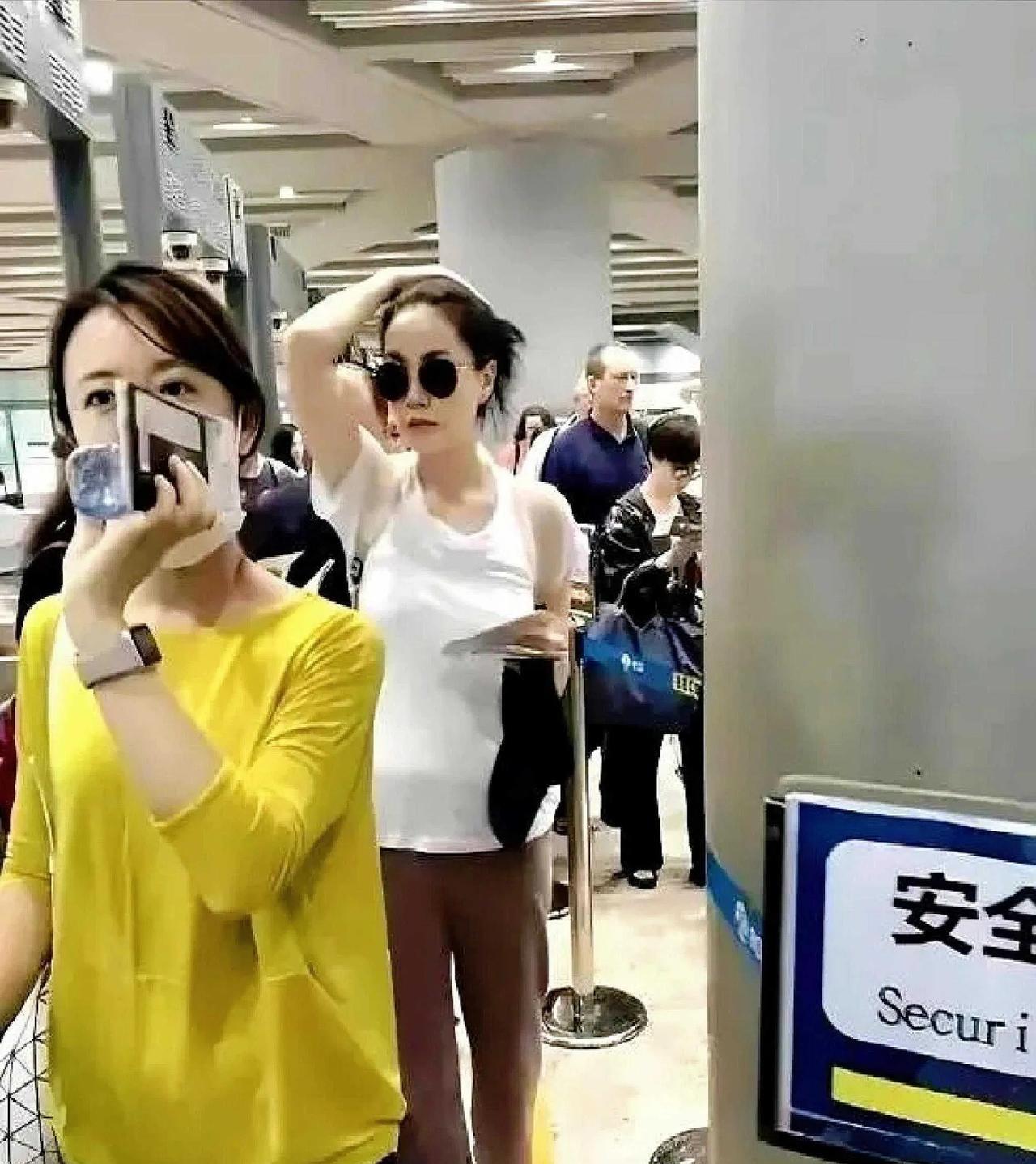 王菲机场状态绝！松弛迷人难怪谢霆锋深情不减。