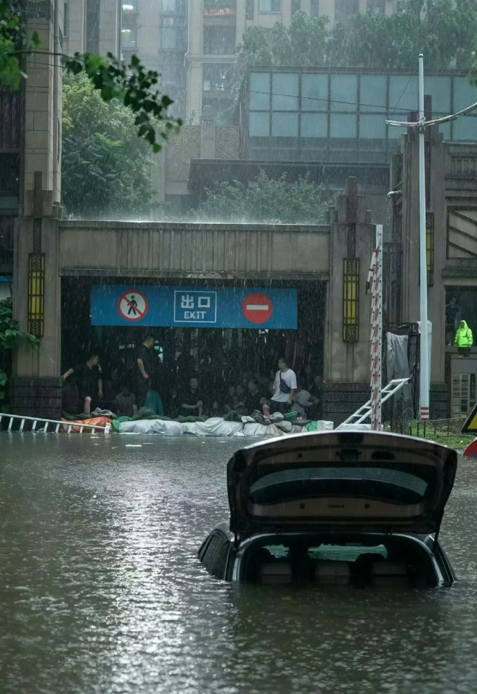 沈阳暴雨沈阳这场暴雨太猛烈了，水位暴涨桥面都被积水淹没，全城到处积水成海.—