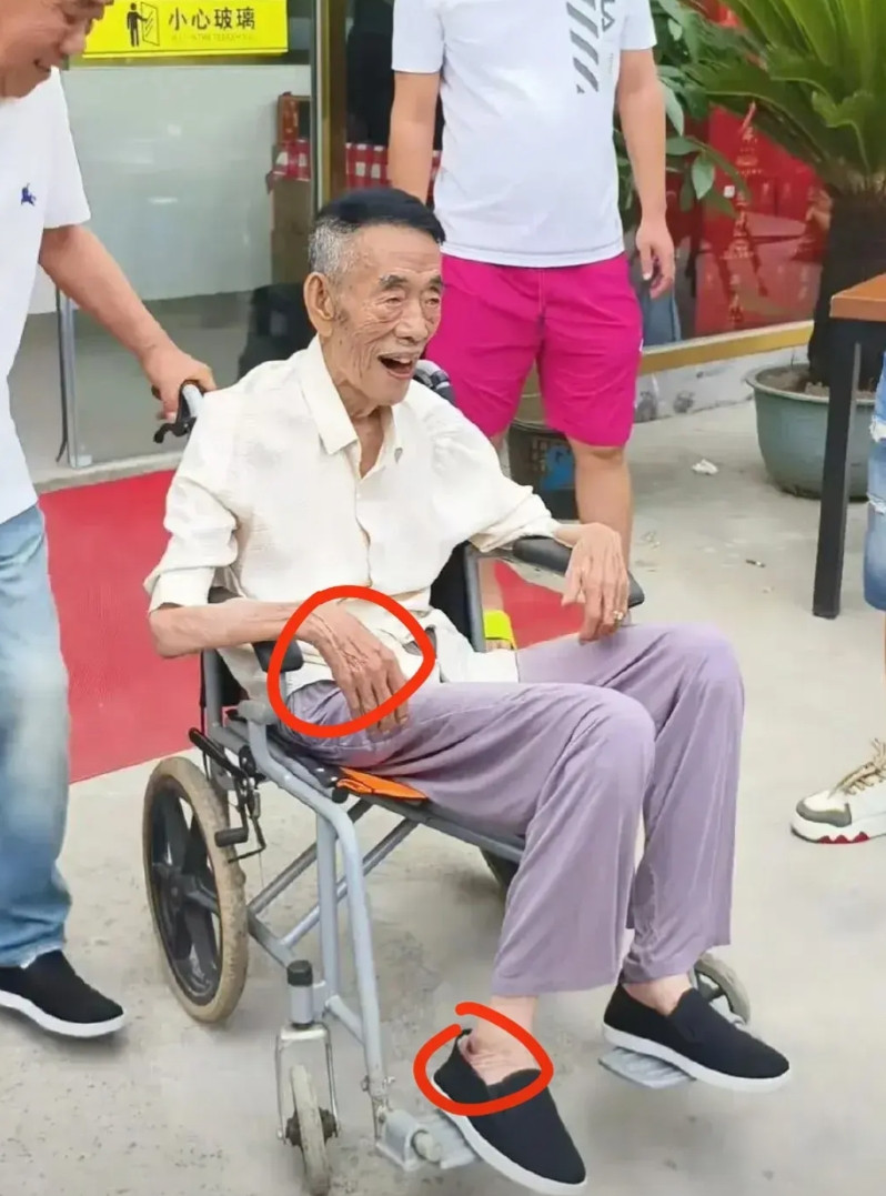杨少华老师当天的状态很不对劲！看这张图他的眼神都散了，额头纹也都散开了，整个