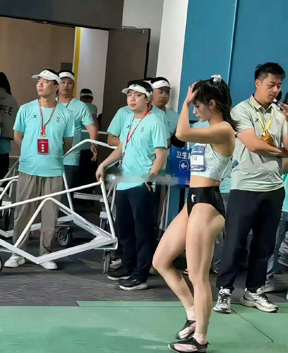 夏思凝这腿练得比吴艳妮还粗了，私下肯定没少下功夫！