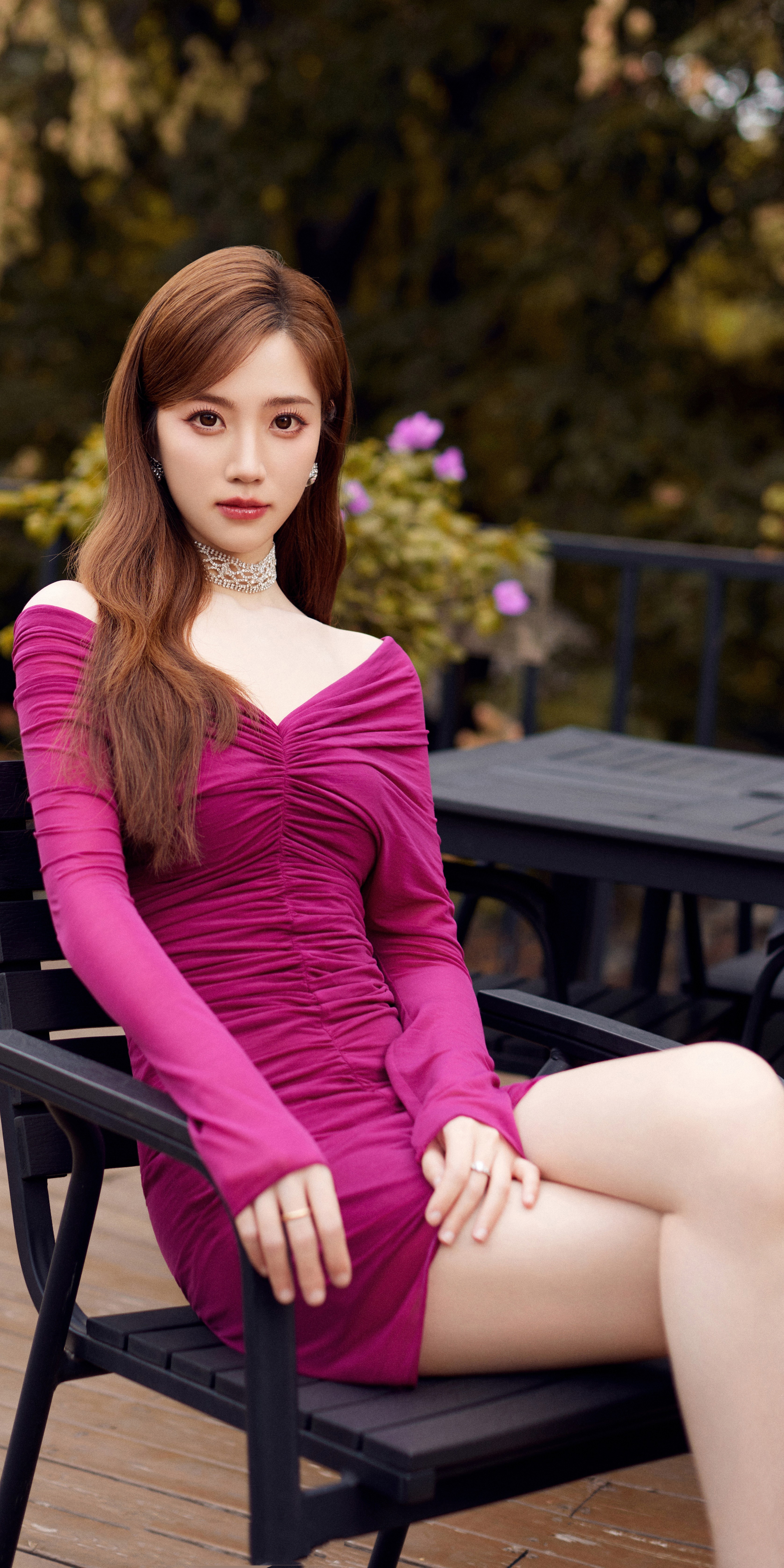 张纯烨全新妆造壁纸：玫瑰色短裙珍珠带高跟大长腿，柔美婀娜。张纯烨