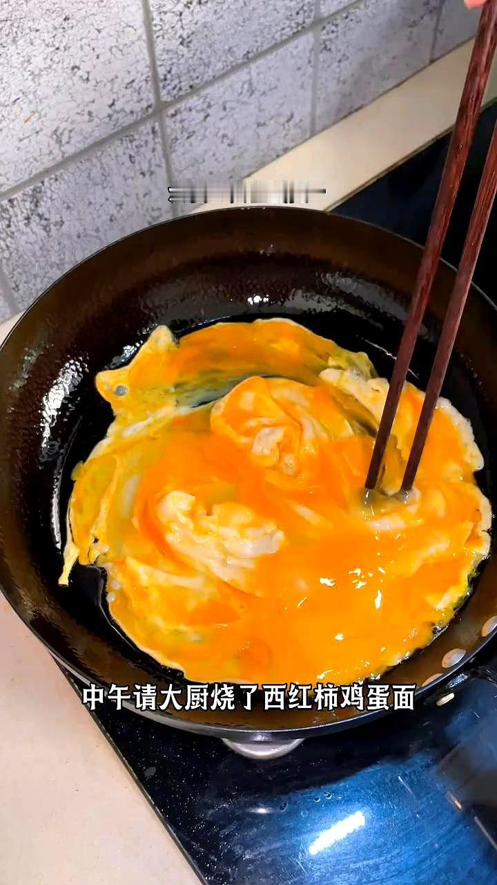 挑战过年已瘦24.8斤。减肥96天体重反弹，她干脆睡到中午跳过早餐，让大