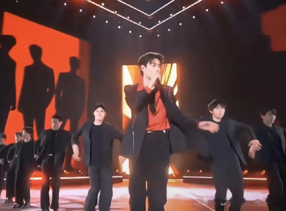 柯淳真是天生当明星的料！他虽然是短剧演员出身，第一次上跨年晚会这么大的舞台，