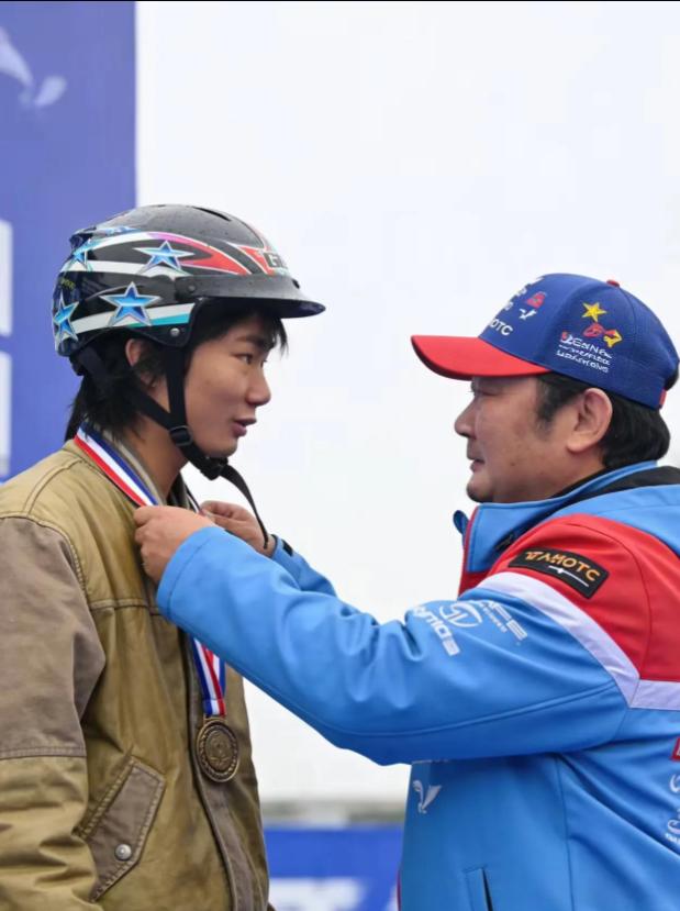 39岁张雪给19岁的自己颁奖：“你看，我们真的追上了。”如果时间可以折叠，20