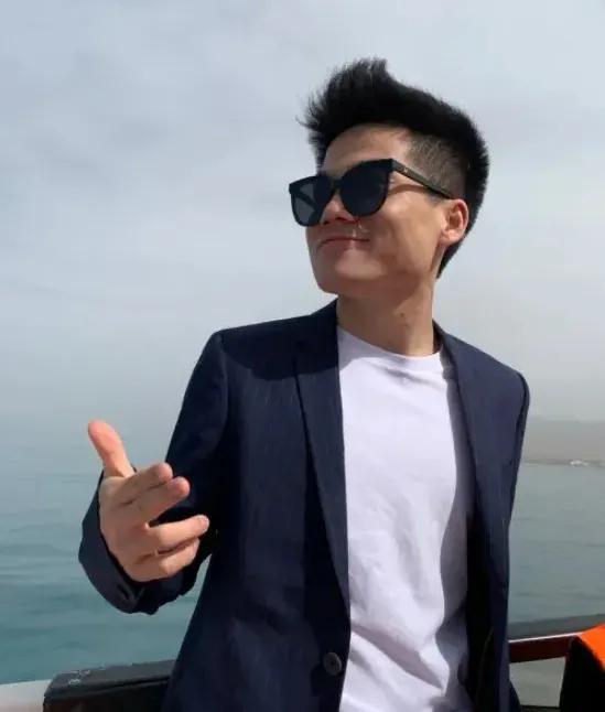 董宇辉说：“钱没了可以再挣，工作没了可以再找，朋友没了可以再交，爱情没了
