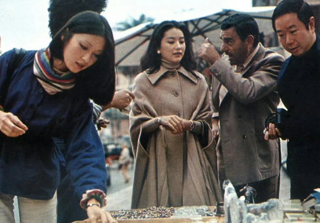 1977年在意大利的林青霞和胡因梦!两人是公认的大美女，身材高挑五官精致气质洋