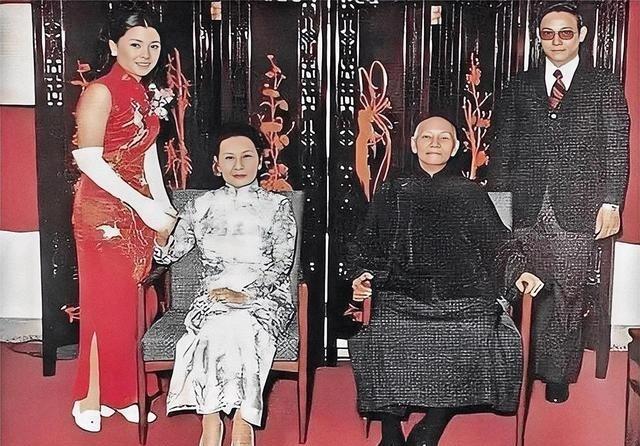 1973年，蒋介石等人的合影，别看他正襟端坐，其实他被“绑”在了椅子上。照片最