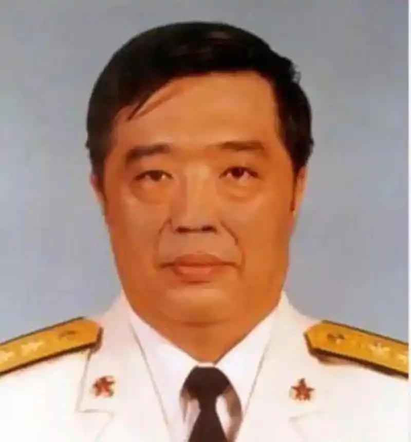 1998年，贺龙元帅之子贺鹏飞把一位商人拉进办公室，四下张望确认无人后，压低嗓门