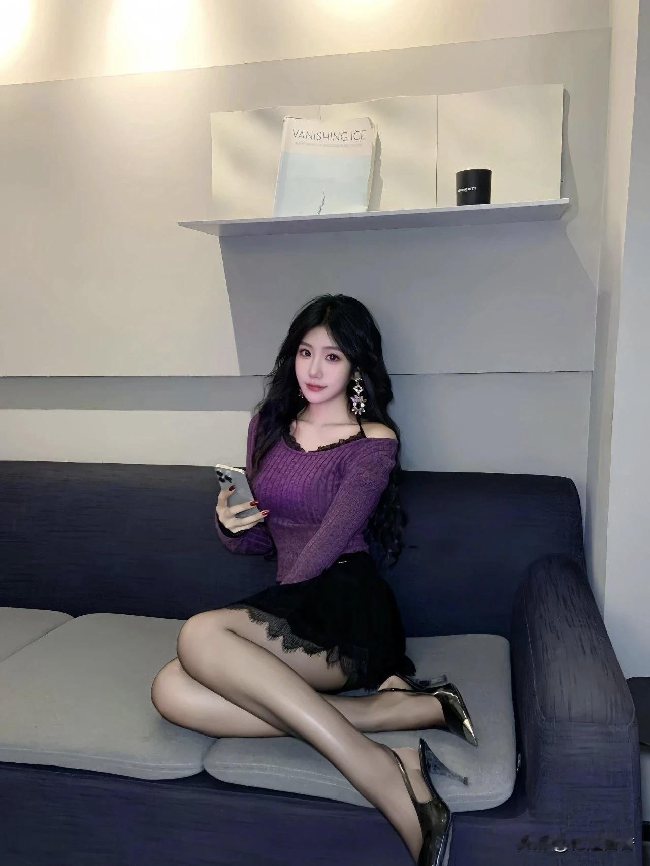 紫色毛衫搭配黑色小短裙也是很有韵味的！
