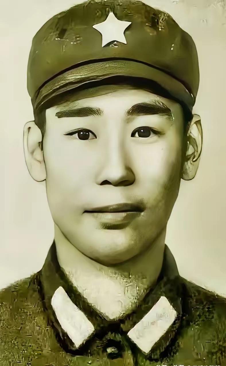 1979年2月，姜利民趁黑夜摸上越军阵地，越军没有发现他。谁知，他突然打开手电筒