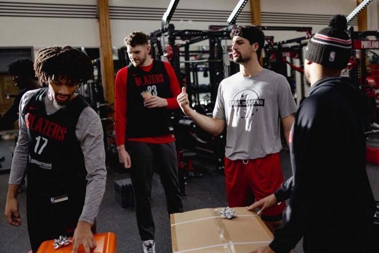 大哥就是大哥！球队老大给全队送礼物这是NBA的传统吗！开拓者阿夫迪亚圣诞节给队