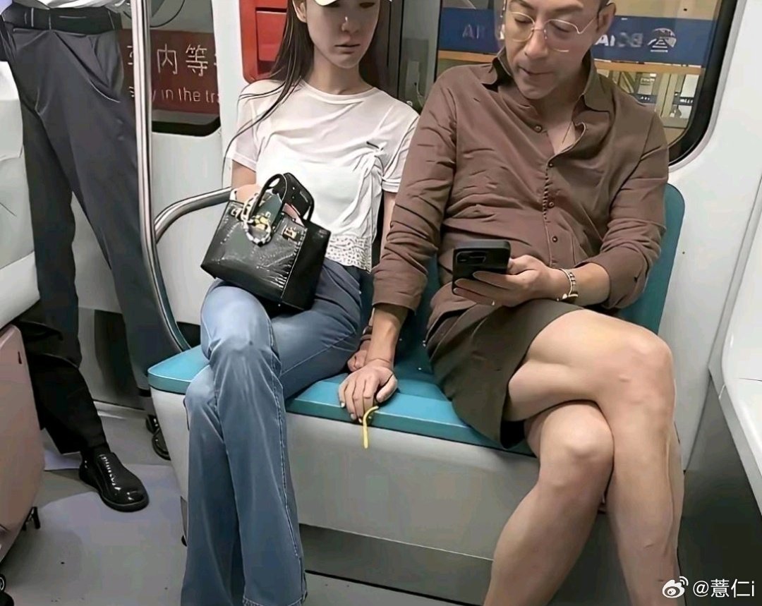 汪小菲和马筱梅坐地铁被拍。原来有钱人也会坐地铁出行​