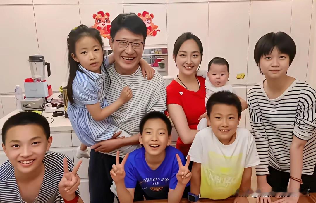 于震与辛月两口子确实令人羡慕，不仅仅郎才女貌，也有不少的孩子这或许就是生理性喜欢