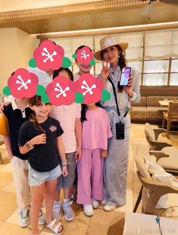 林志玲抱4岁儿子吃早餐偶遇林志玲一家三口吃早餐偶遇林志玲一家三口吃早餐，林志玲