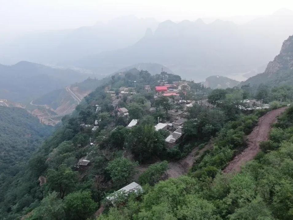 有些景区免门票，赚钱门道可不少。从旅游产业链整合来看，游客多了，周边住宿和餐饮