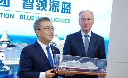 俄前情报大佬到访中方造船厂，临走攥着我方人员的手笑个不停，看得出来相当不舍！1