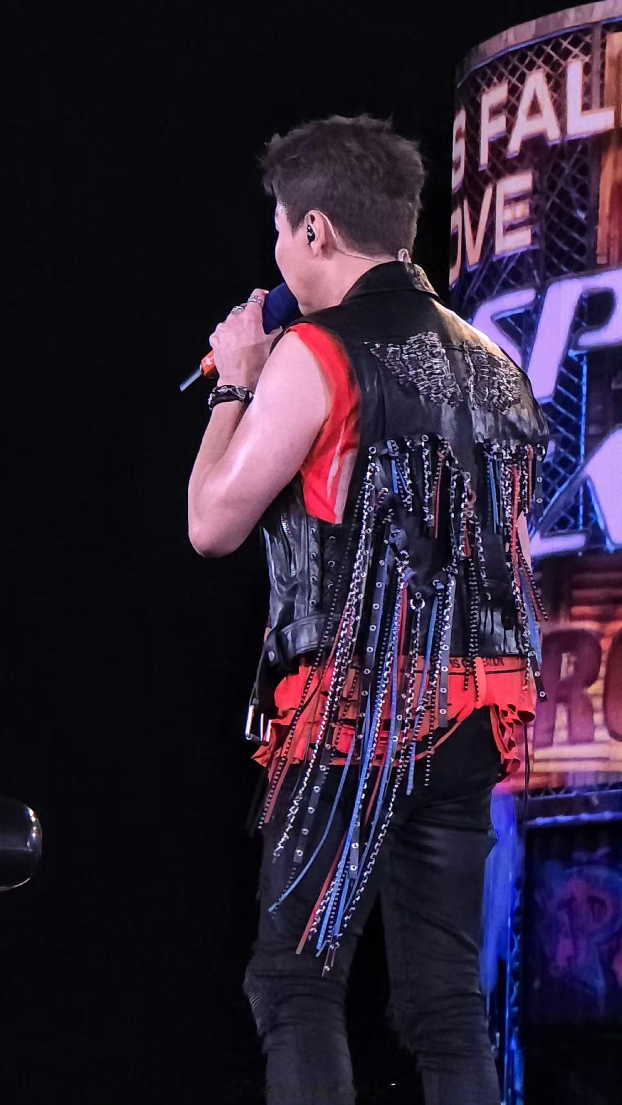 陶喆被粉丝扇子笑得唱不下去第一次看到陶喆笑成这样。弯着腰、声音发抖、唱到一半停