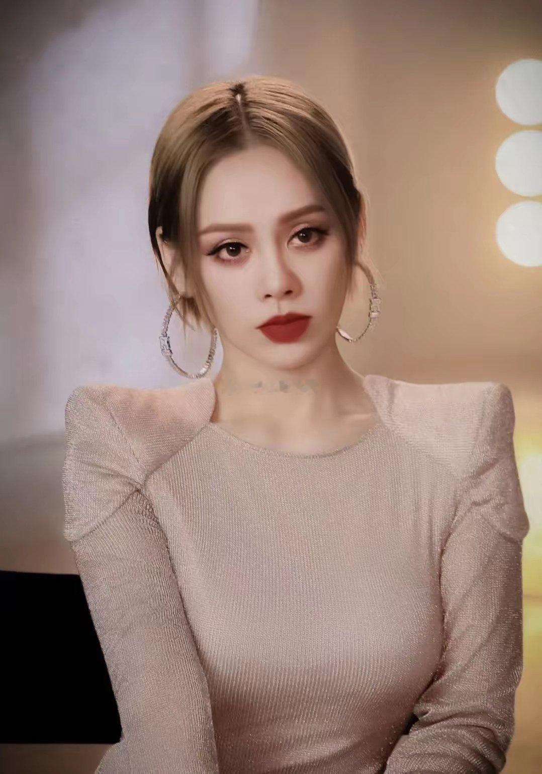 估计宋佳没有料到，钟楚曦也没有料到，宁静节目中爆料，金鸡奖居然是评委们“争议”出