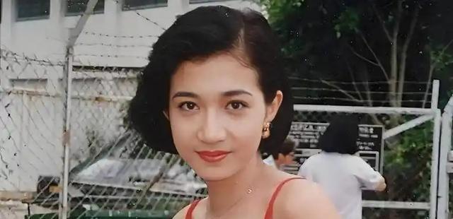 她把四千万支票撕成雪花那天，香港狗仔队的闪光灯亮如白昼。怀孕七个月站在镜头前，