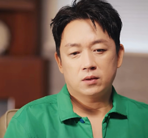 潘粤明接受记者采访时坦言年轻时能够凭着形象混一混，现在老了，你还是个什么呀？没