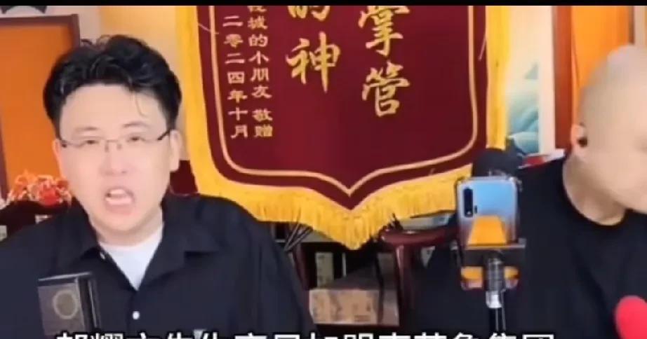 郭晓小去德云社当了主持人，把钱隋气疯了。直播间冷嘲热讽，说您这么大个的侯耀文徒弟
