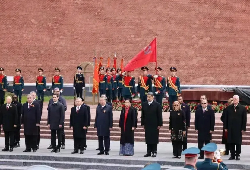 俄罗斯工厂大阅兵结束了，多个国家领导人参加，但是，在领导人合影时，俄罗斯总统普京