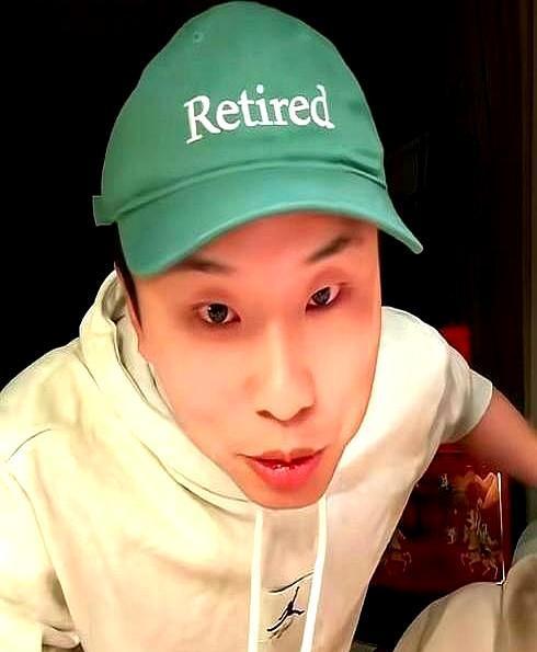 直播间里，李诞那顶看似随意的绿色帽子，像一块颜色鲜艳的石头，精准地砸进了徐志胜的