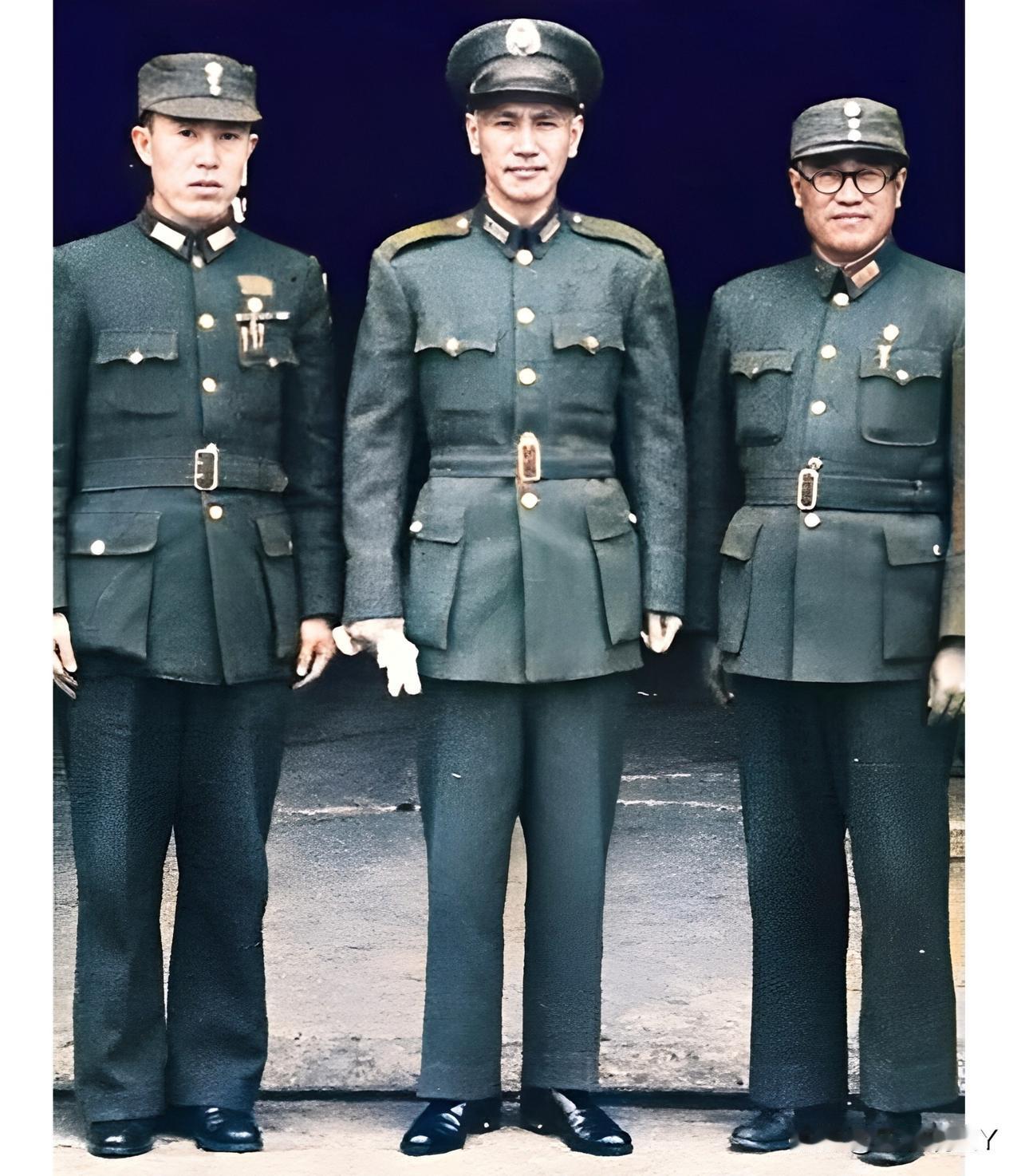 上世纪四十年代，重庆，蒋中正和郑洞国、廖耀湘的合影老照片。这绝非演戏，也并非电视