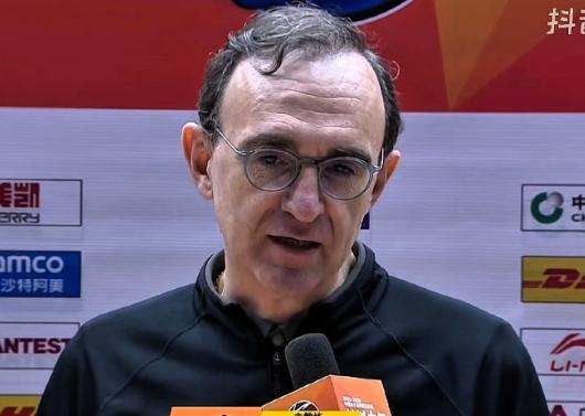 辽篮外教洛佩斯挺可怜！一身教练服就被推到场边，像是连热身都没给，直接开干。五