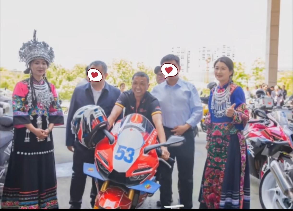 张雪的岳父真是“女婿十年默默苦干无人闻，一朝成名他也跟着天下知”。最近，张雪的岳