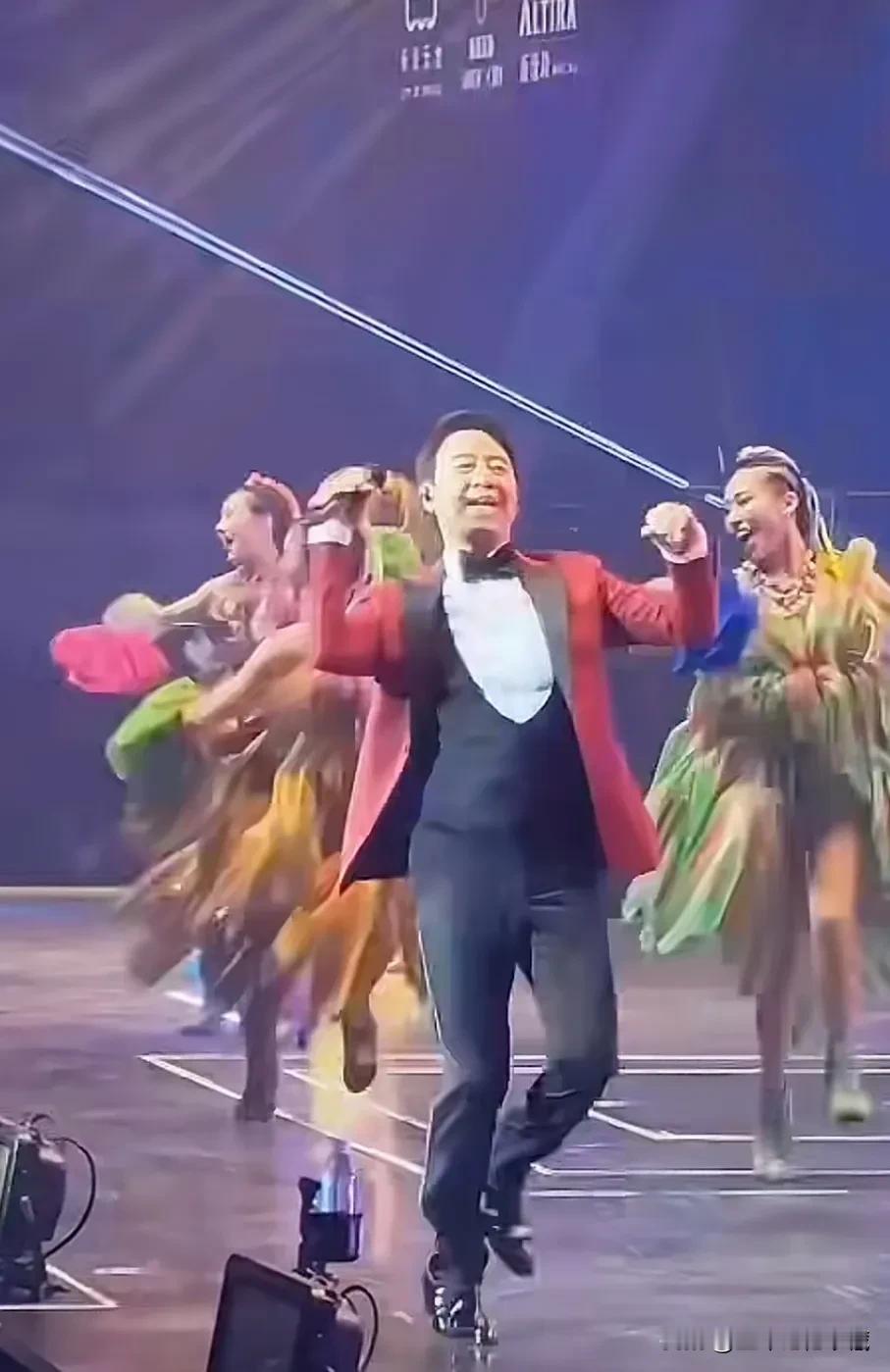 四大天王中最帅的黎明如今越来越发福了，本来黎明是四人中最高大帅气的，他有1.8米