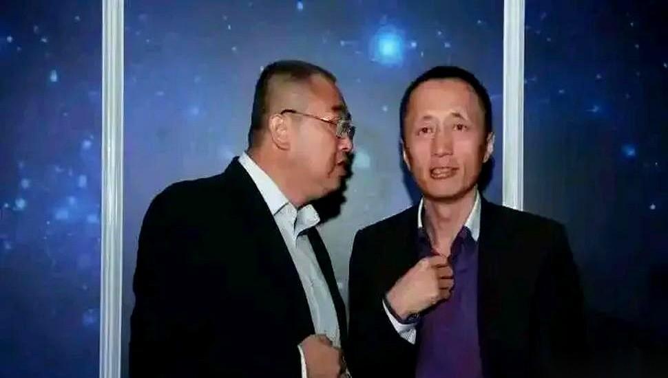 聊聊万科现在的处境。眼前最要命的一道坎，是一笔高达一千五百亿的短期债，已经压到